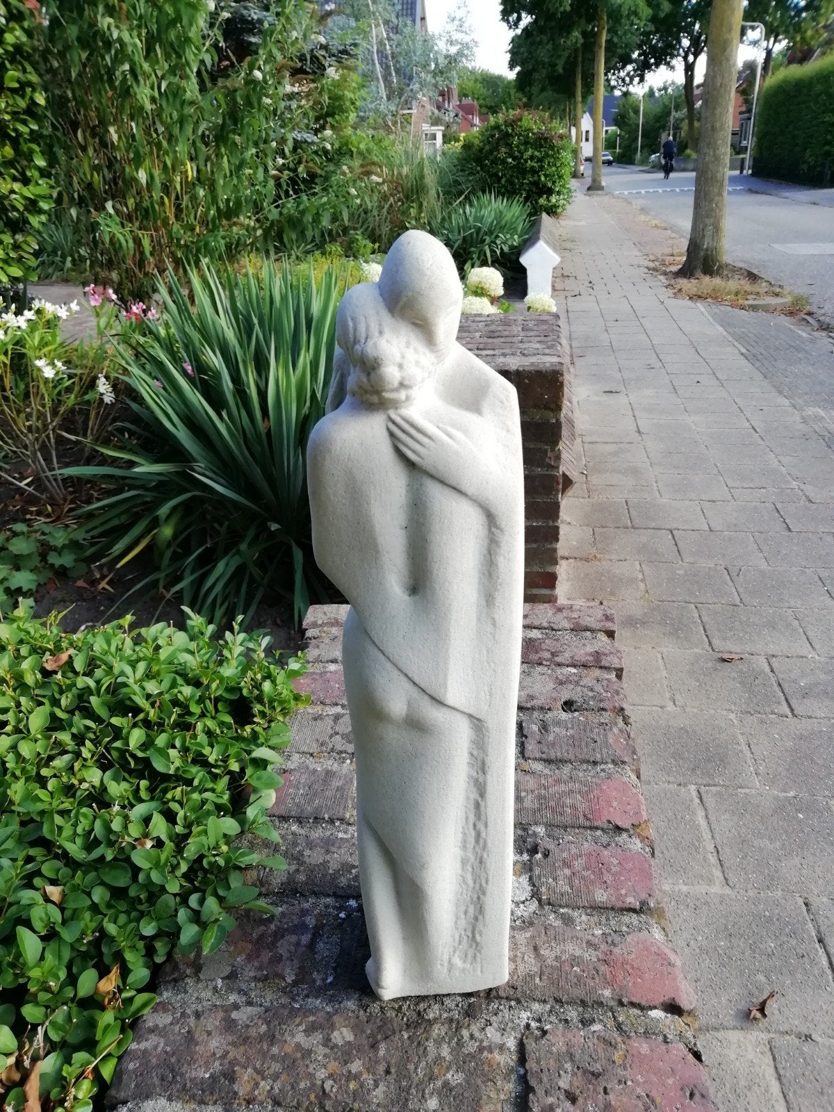 Marble Stone Art Belgium - Omhelzend Paar - 45 cm, Antiek en Kunst, Kunst | Beelden en Houtsnijwerken, Groep mensen, Ophalen of Verzenden
