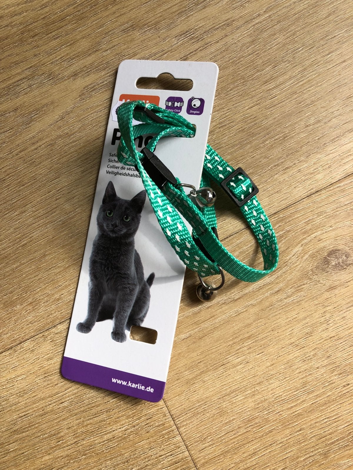 Twee halsbandjes met belletje voor de kat, Ophalen