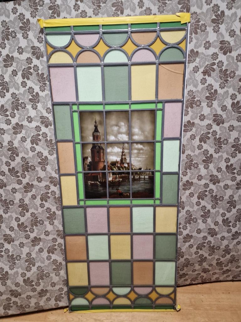 Glas in lood raam met stadsgezicht - 140x55 cm, Antiek en Kunst, Antiek | Glas en Kristal, Ophalen of Verzenden