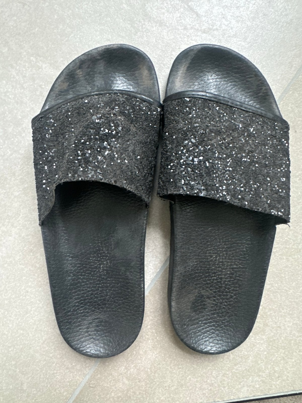 Zwarte badslippers met glitter - Maat 37, Ophalen of Verzenden, Gedragen, Zwart, Slippers