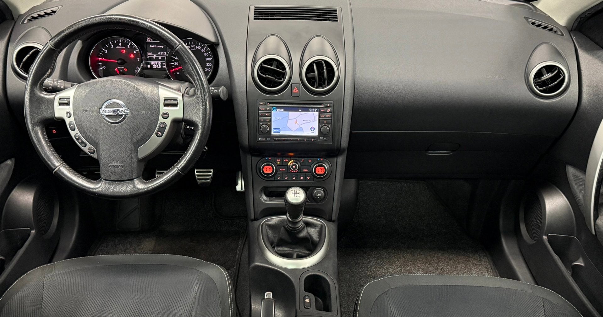 Nissan Qashqai 2.0 Connect Edition*Panodak*Trekhaak*Camera*, Auto's, Stof, Gebruikt, Zwart, 4 cilinders
