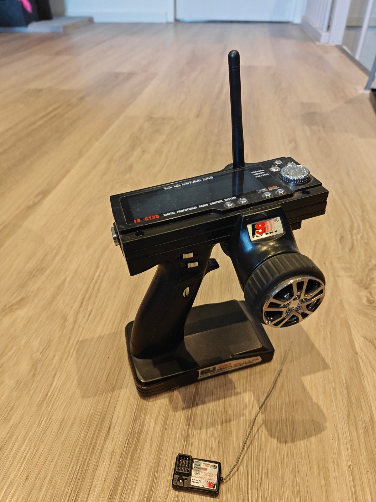 Flysky FS-GT3B Zender met FS-GR3E Ontvanger, Hobby en Vrije tijd, Modelbouw | Radiografisch | Auto's, Gebruikt, Onderdeel, Ophalen