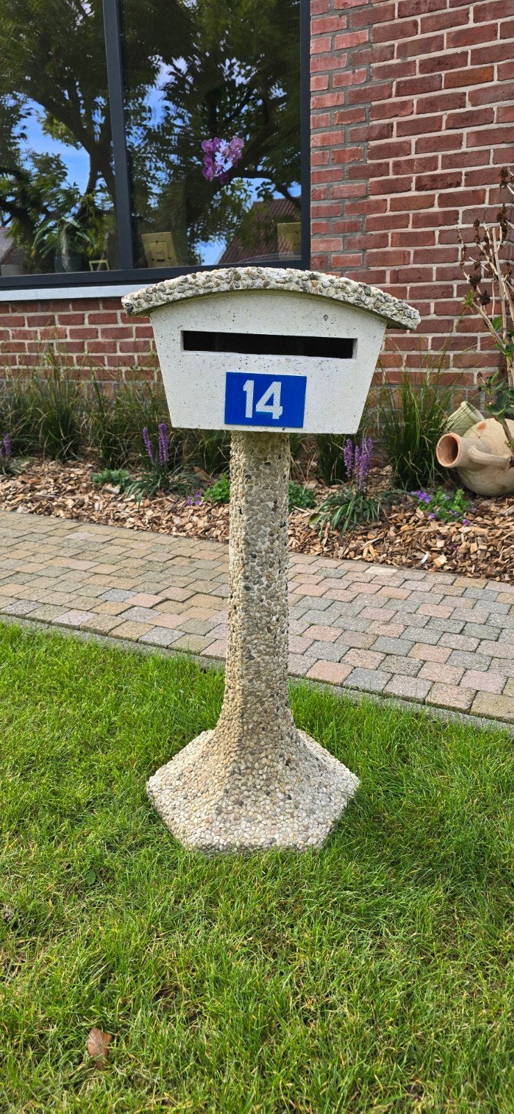 Betonnen brievenbus met kiezelsteentjes, Ophalen, Gebruikt, Beton, Staande brievenbus