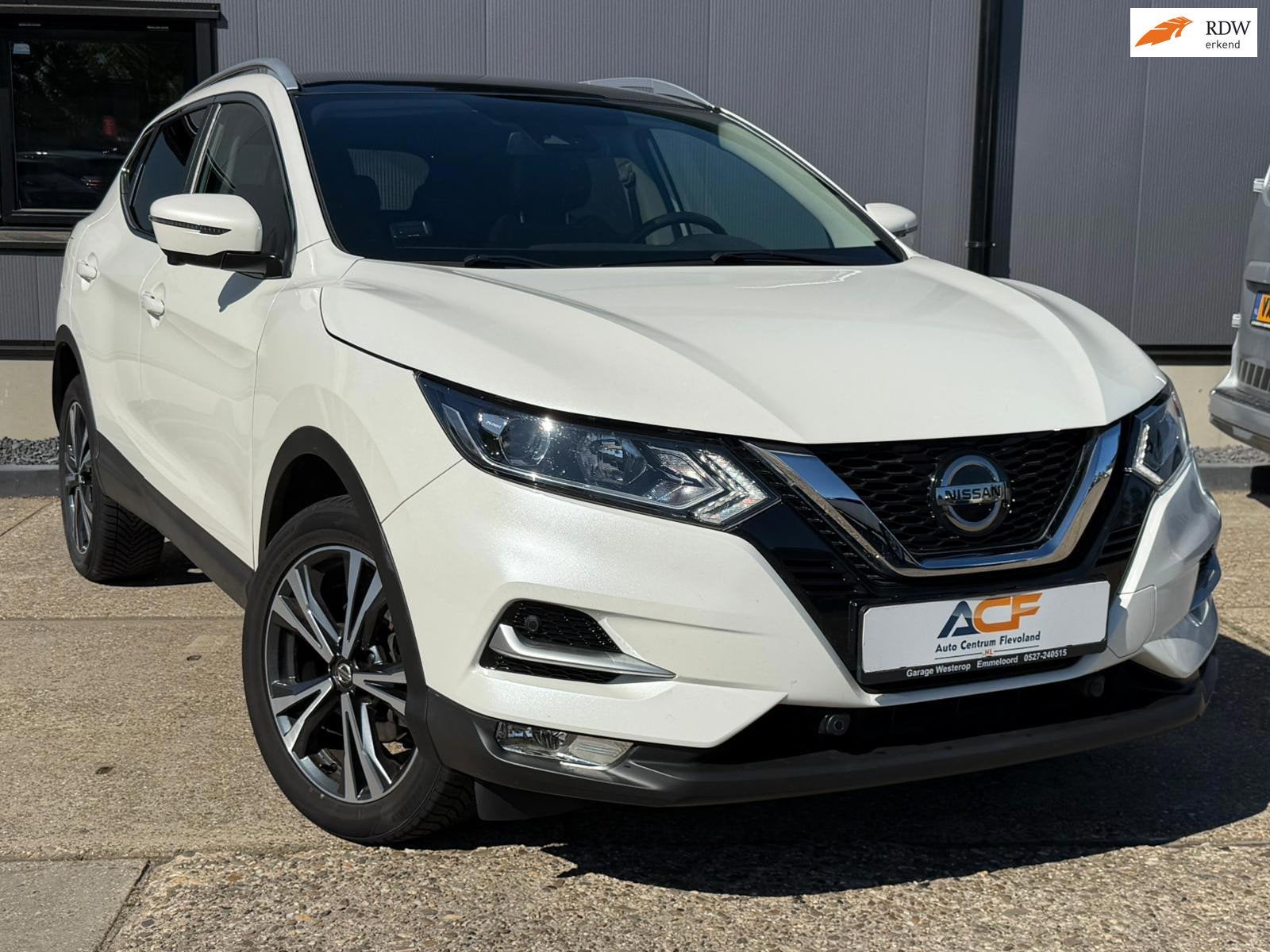 Nissan Qashqai 1.3 MHEV N-Connecta /Trekhaak / NAVI / CAMERA, Auto's, Voorwielaandrijving, Gebruikt, Zwart, 4 cilinders