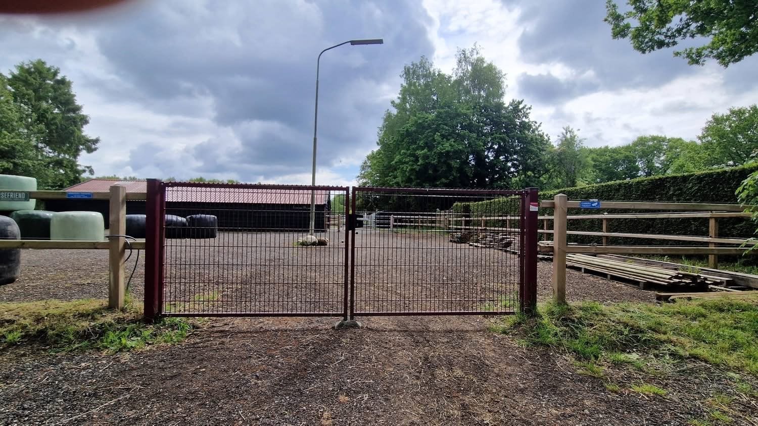 Pensionstalling aangeboden per 15/10, Dieren en Toebehoren, Stalling, 2 of 3 paarden of pony's
