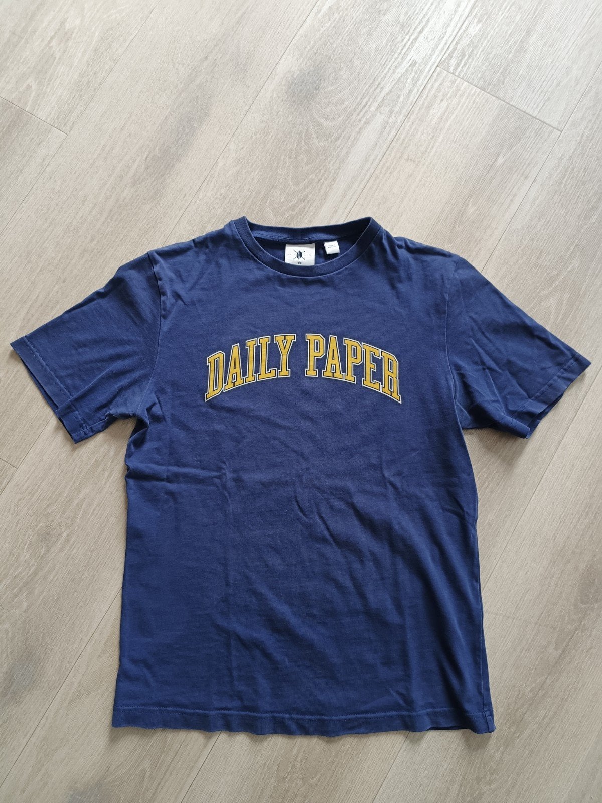 Daily Paper T-shirt - Blauw met geel logo (XS), Blauw, Ophalen of Verzenden, Daily Paper, Gedragen