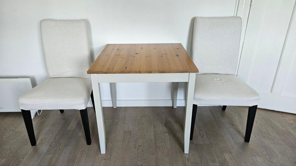 Set van tafeltje en 2 comfortabele stoelen., Modern, Comfortabel, Twee, Overige kleuren, Ophalen of Verzenden