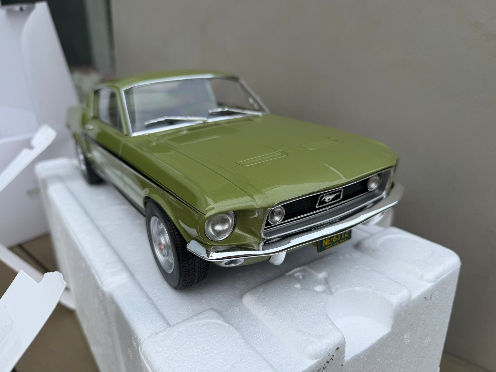2x  GROTE FORD MUSTANG MODELLEN  1/12, Hobby en Vrije tijd, Modelauto's | 1:18, Ophalen of Verzenden, Zo goed als nieuw, Auto