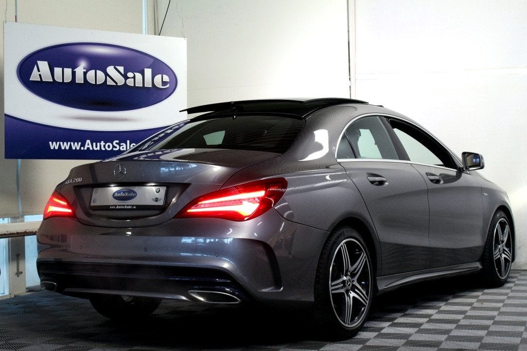 Mercedes-Benz CLA-Klasse 200 AMG AUT 1eEIG! PANO LEDER NAV C, Auto's, Gebruikt, Zwart, Bedrijf, 19 km/l