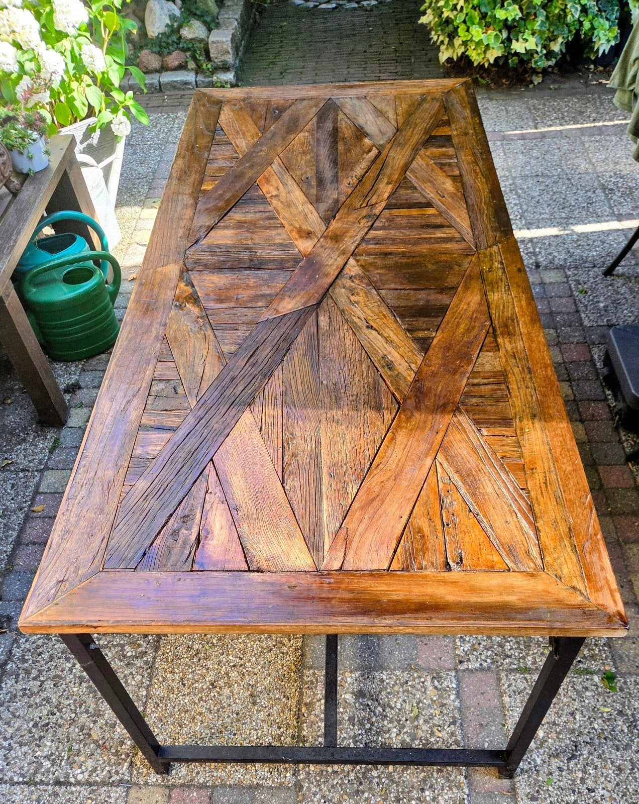 Robuuste houten tuintafel met metalen onderstel, Ophalen of Verzenden, Gebruikt, Rechthoekig