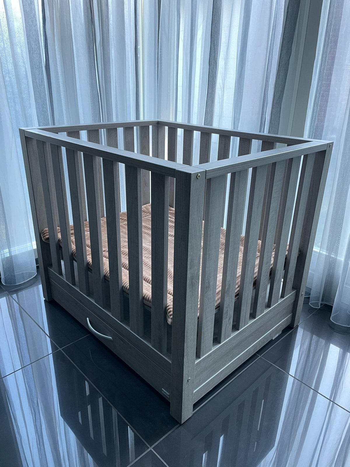 TWF Babybox grijs hout met lade en boxkleed, Ophalen, Zo goed als nieuw, Rechthoekig, In hoogte verstelbaar