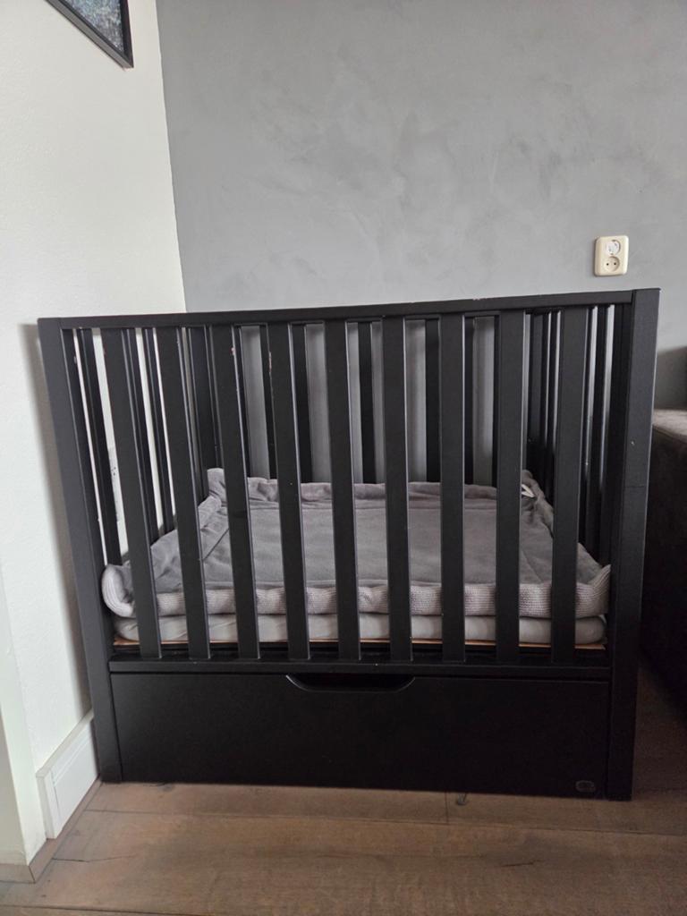 Zwarte box met lade, boxmatras en boxkleed, Ophalen, Gebruikt, Vierkant, In hoogte verstelbaar