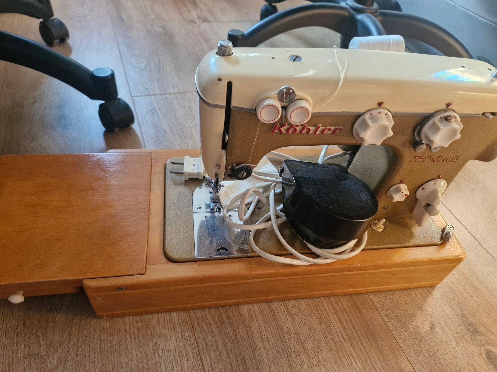 Vintage Kolher naaimachine, Ophalen