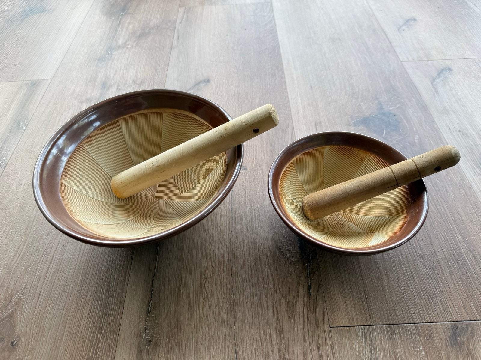 Set van 2 Japanse vijzels met stamper - Suribachi, Ophalen, Steen/keramiek, Bruin, Overige typen
