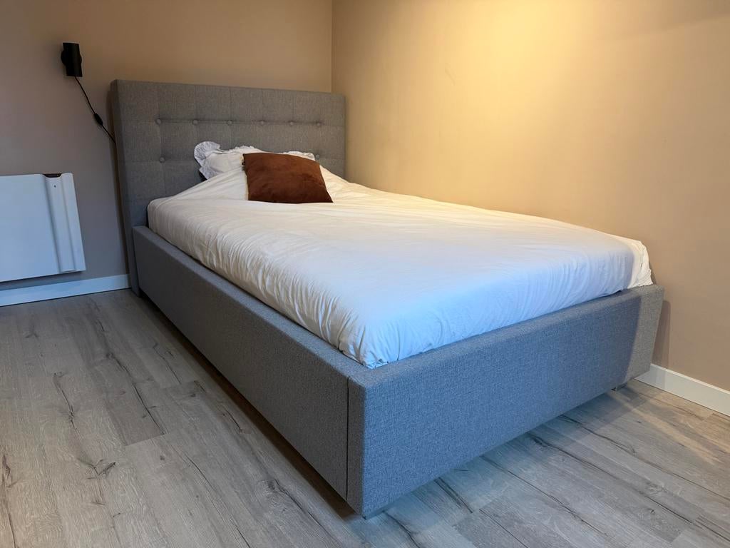 Grijs bed 120x200 met hoofdboard en Emma matras, Ophalen, Zo goed als nieuw, Twijfelaar, 120 cm