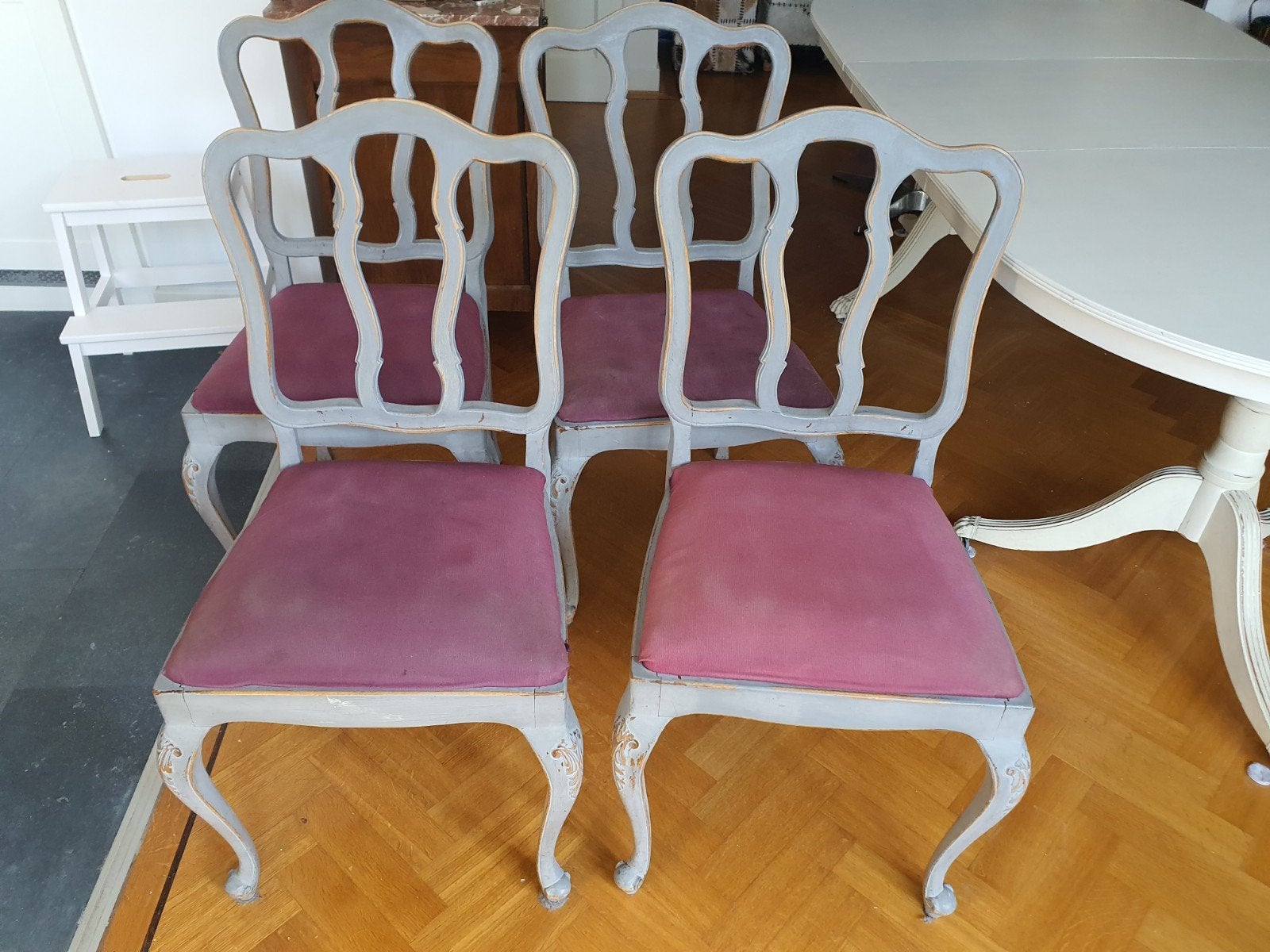 4 antieke brocante stoelen (waarvan 1 met losse verbinding), Ophalen