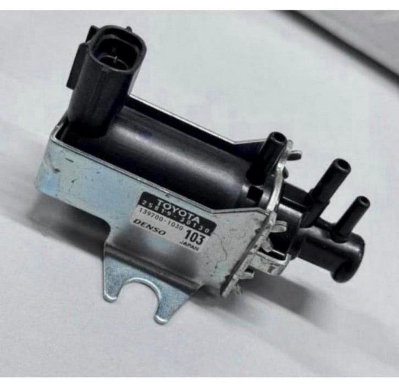 Toyota Hilux 25819-30130 2581930130 139700-1030 vacuum klep, Ophalen of Verzenden, P, P, P
