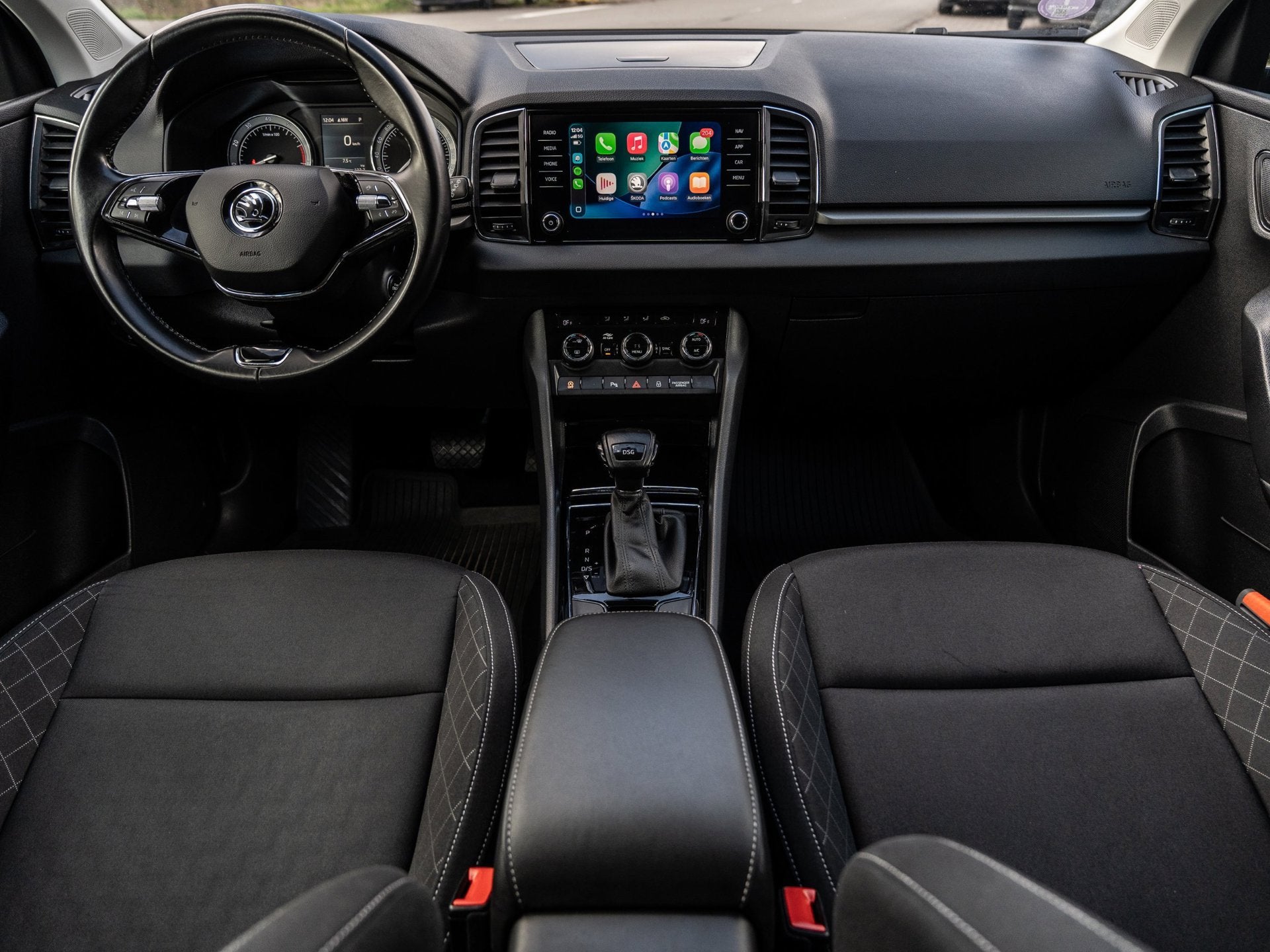 Skoda Karoq 1.5 TSI ACT Business Edition - AUTOMAAT - PARKEE, 4 cilinders, 150 pk, Leder en Stof, Zwart