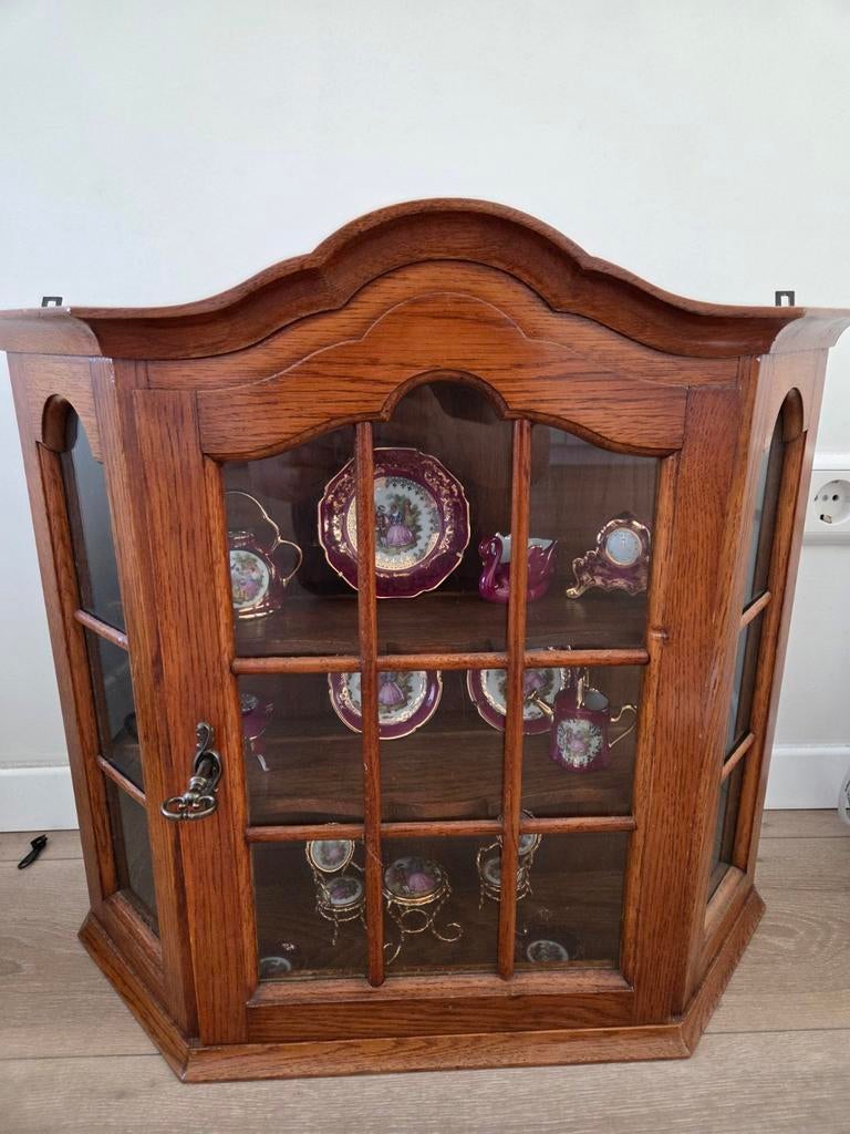 Antiek houten kastje met Limoges miniatuur porselein, Ophalen