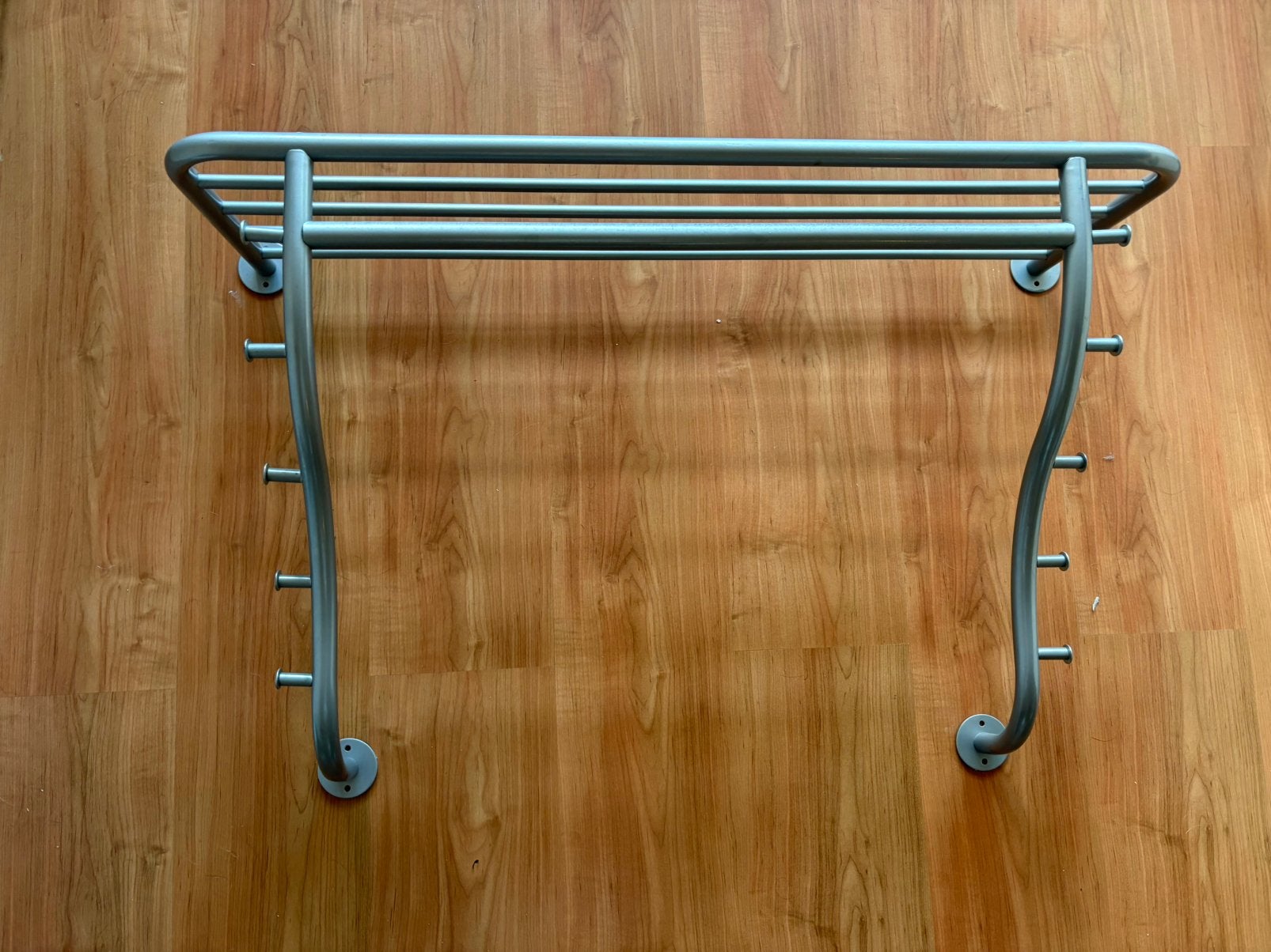 Zilverkleurige metalen wandkapstok met hoedenplank, Ophalen, Gebruikt, Metaal, Wandkapstok