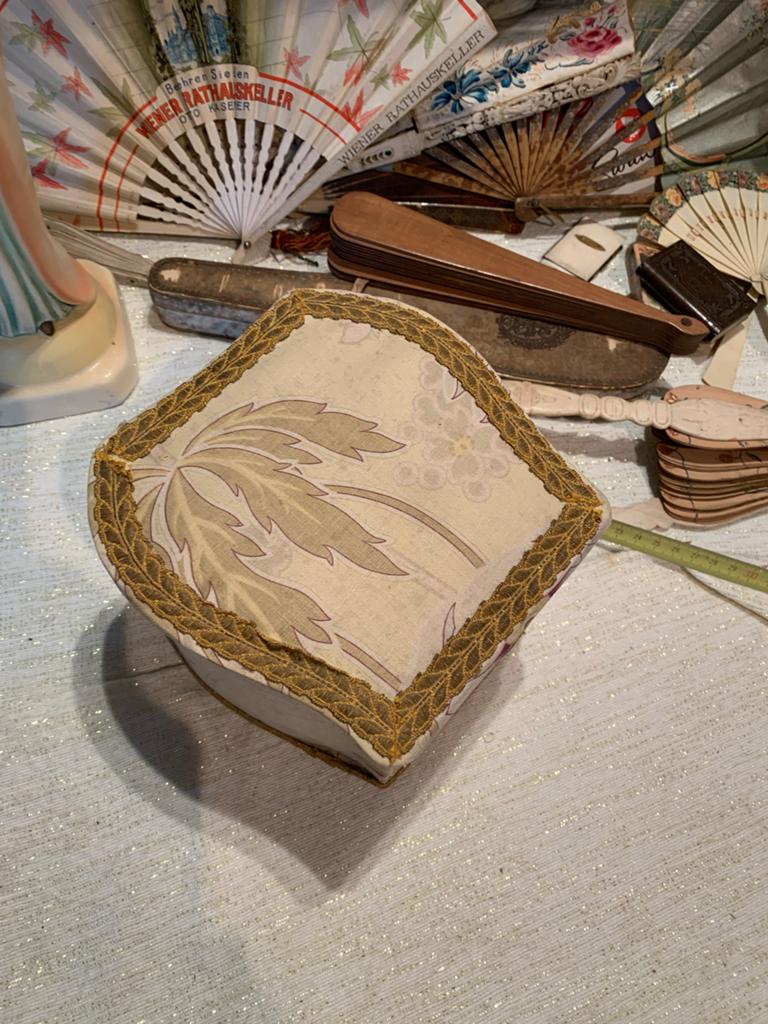 Antieke brocante stoffen doos met unieke vorm, Antiek en Kunst, Curiosa en Brocante, Ophalen of Verzenden
