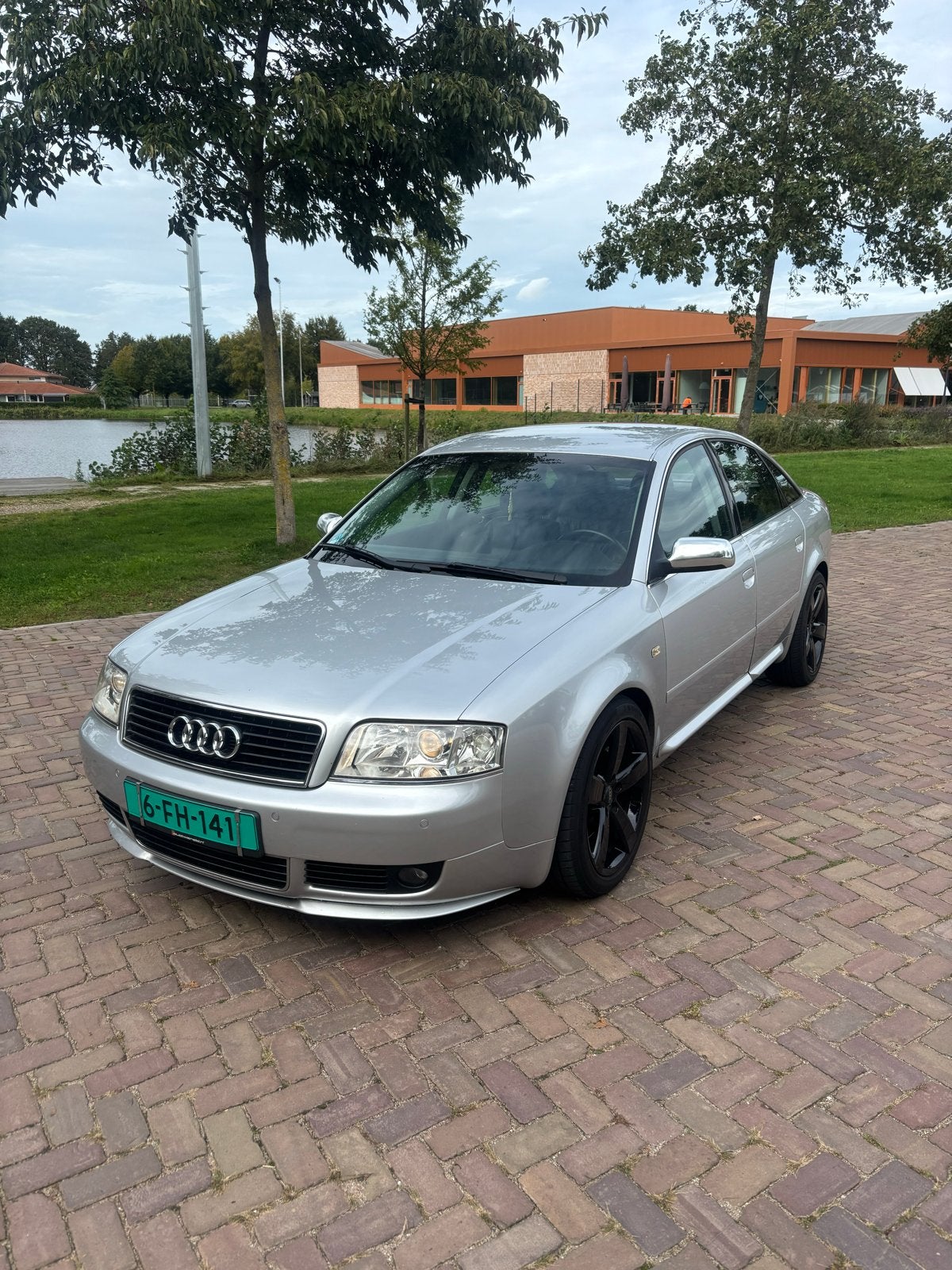 Audi A6 2.4 V6 125KW 2003 Grijs, Auto's, Voorwielaandrijving, Zwart, Parkeerassistent, Handgeschakeld