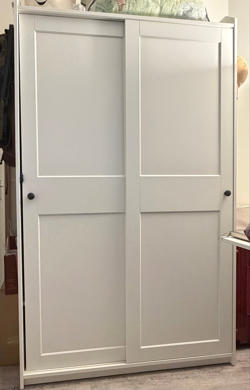 IKEA HAUGA wardrobe kledingkast met schuifdeuren, wit, Ophalen, Met plank(en), 100 tot 150 cm, Zo goed als nieuw