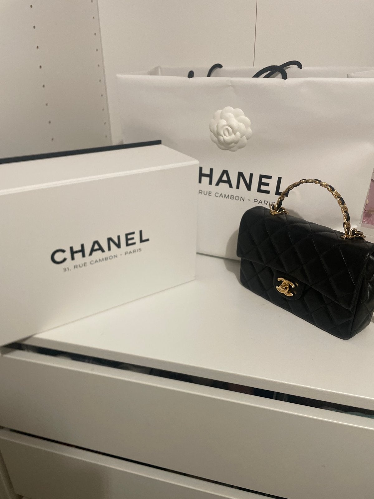 Limited Edition Chanel Classic met gouden Handvat, Sieraden, Tassen en Uiterlijk, Tassen | Damestassen, Ophalen, Zo goed als nieuw