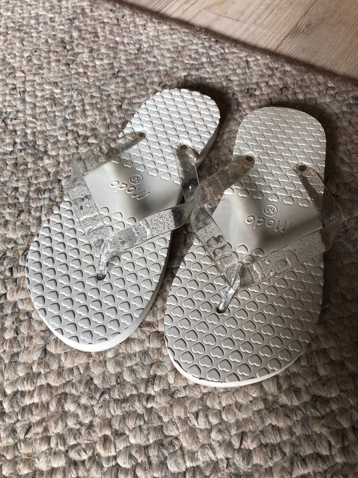 Witte slippers met glitterbandjes - Maat M, Kleding | Dames, Ophalen of Verzenden, Zo goed als nieuw, Wit, Slippers