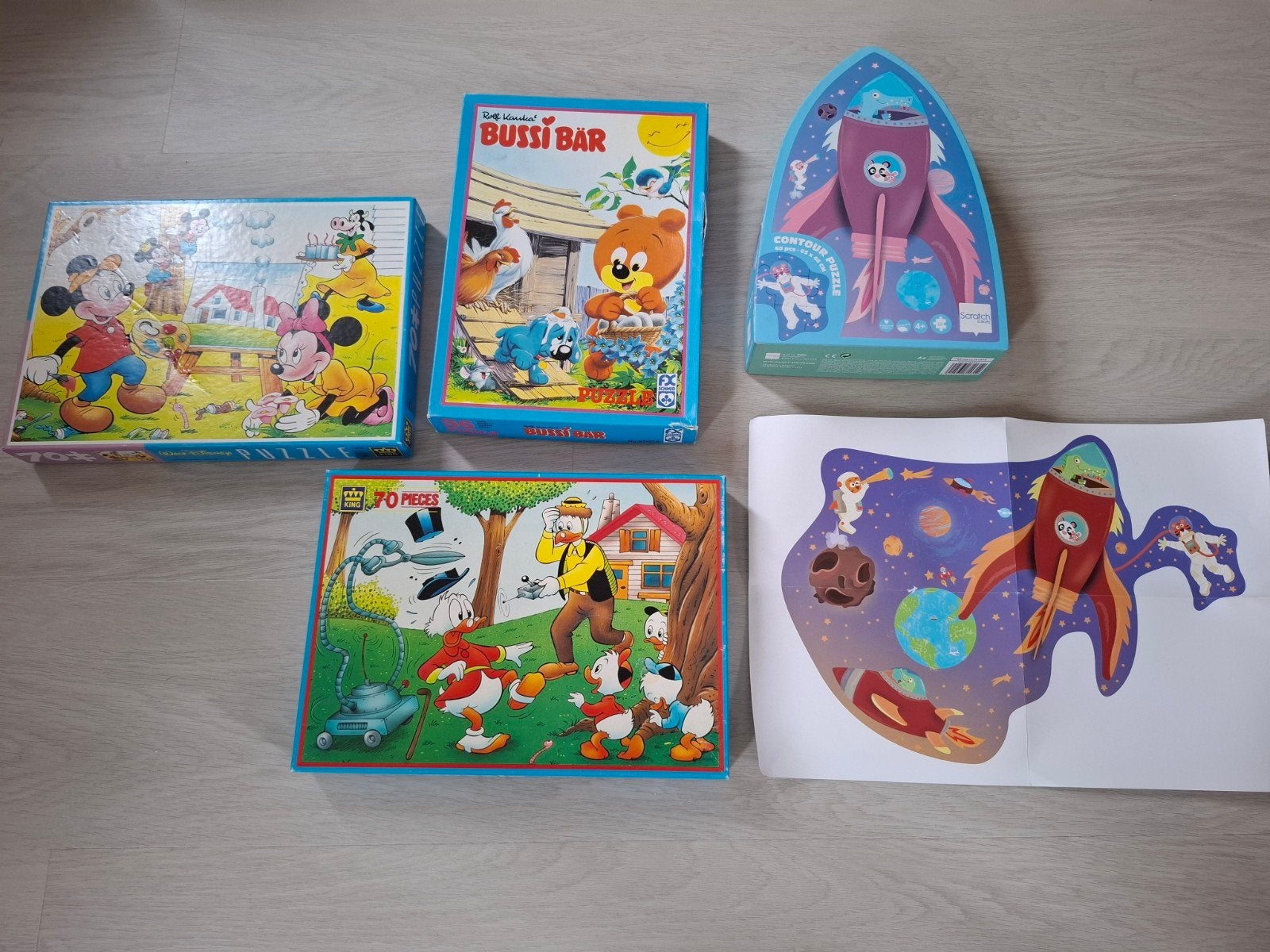 Diverse puzzels: Disney, Bussi Bär & Ruimte (4 stuks), Ophalen, Meer dan 50 stukjes, Gebruikt, 4 tot 6 jaar