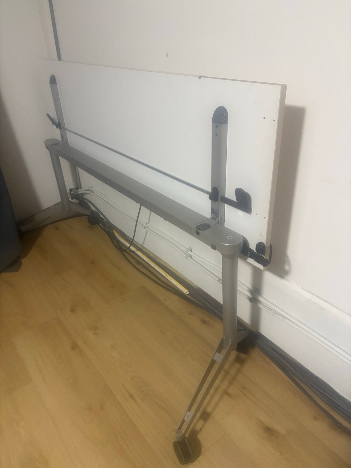 Verrijdbaar bureau met geïntegreerde stekkerdoos, Ophalen, Gebruikt, 60 cm, 190 cm