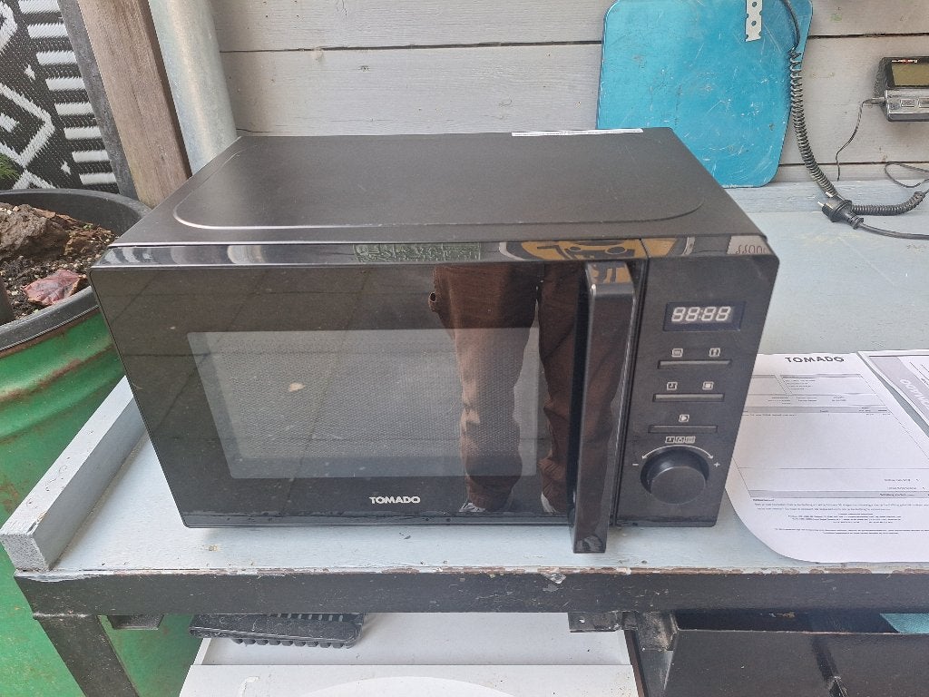Tomado TMS2002B magnetron zwart, Ophalen, Draaiplateau, Vrijstaand, Magnetron