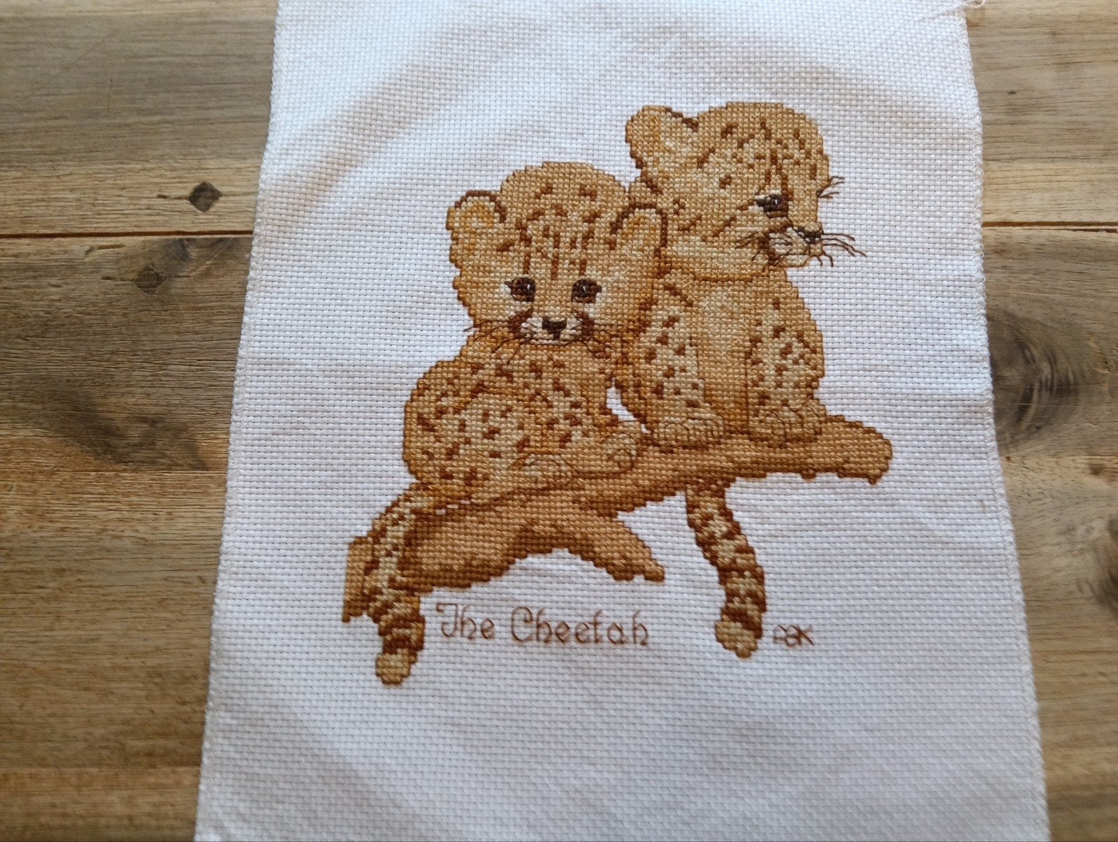 Geborduurd schilderij: Twee jonge cheetahs, Ophalen of Verzenden, Zo goed als nieuw, Handborduren, Overige typen