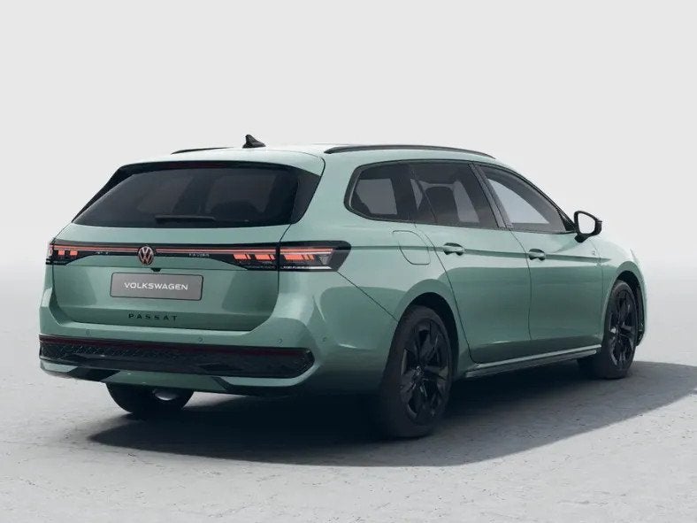 Volkswagen Passat Variant R-Line Edition 1.5 eHybrid 204 PK, 1498 cc, Nieuw, Groen, Private lease