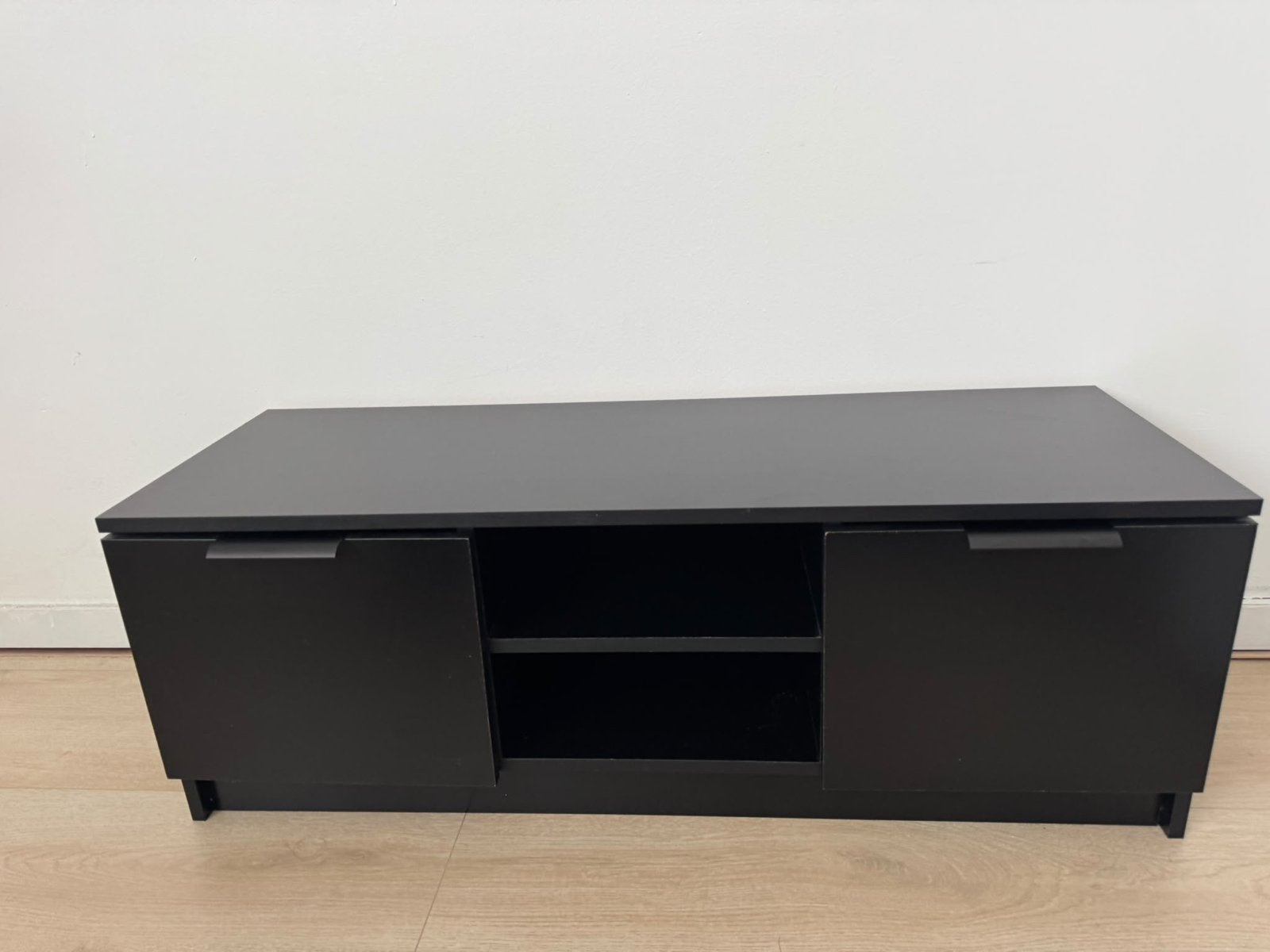 Zwart TV-meubel met opbergruimte, Gebruikt, 100 tot 150 cm, Ophalen of Verzenden, Minder dan 100 cm