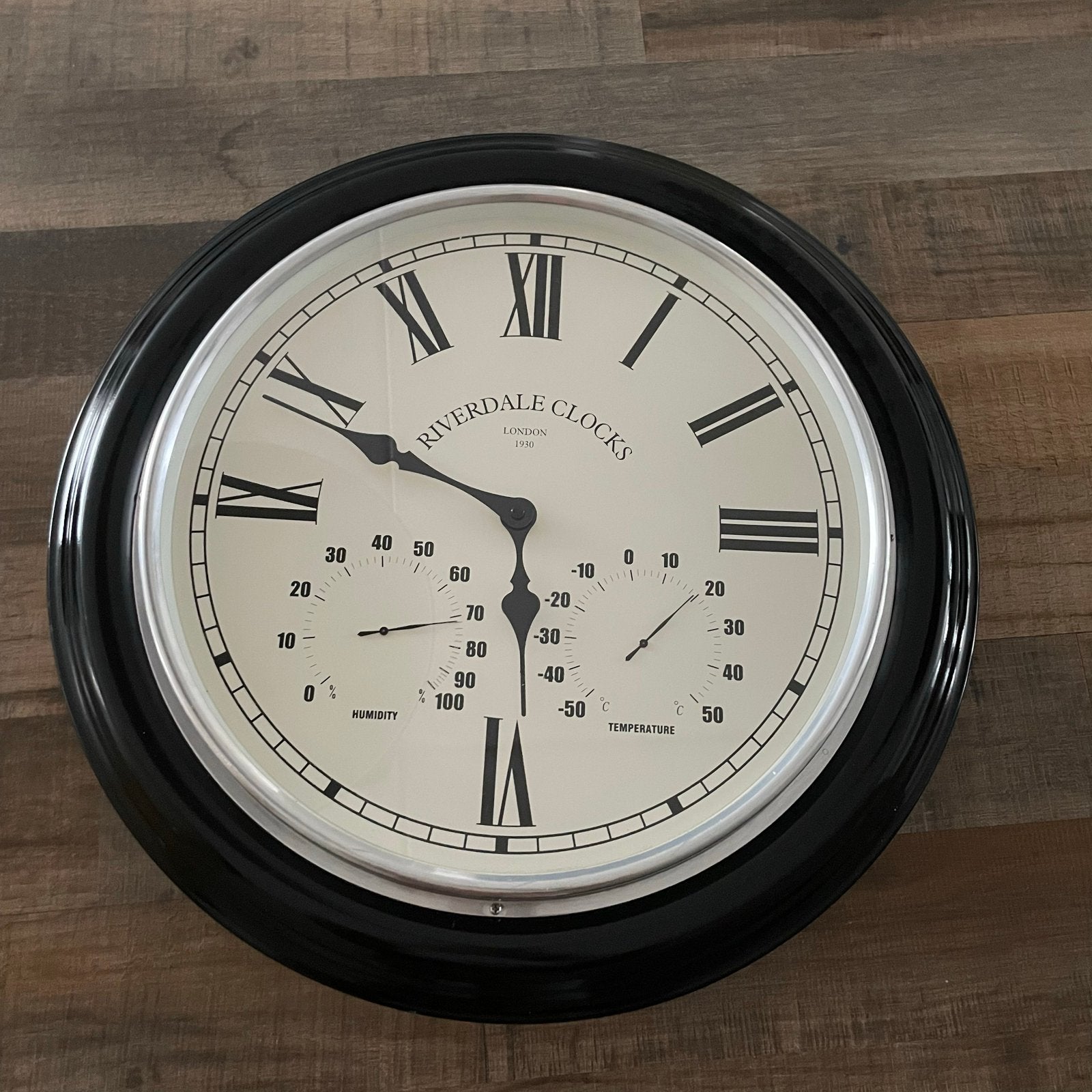 Riverdale Wandklok met Thermometer en Hygrometer, Huis en Inrichting, Woonaccessoires | Klokken, Ophalen of Verzenden, Zo goed als nieuw