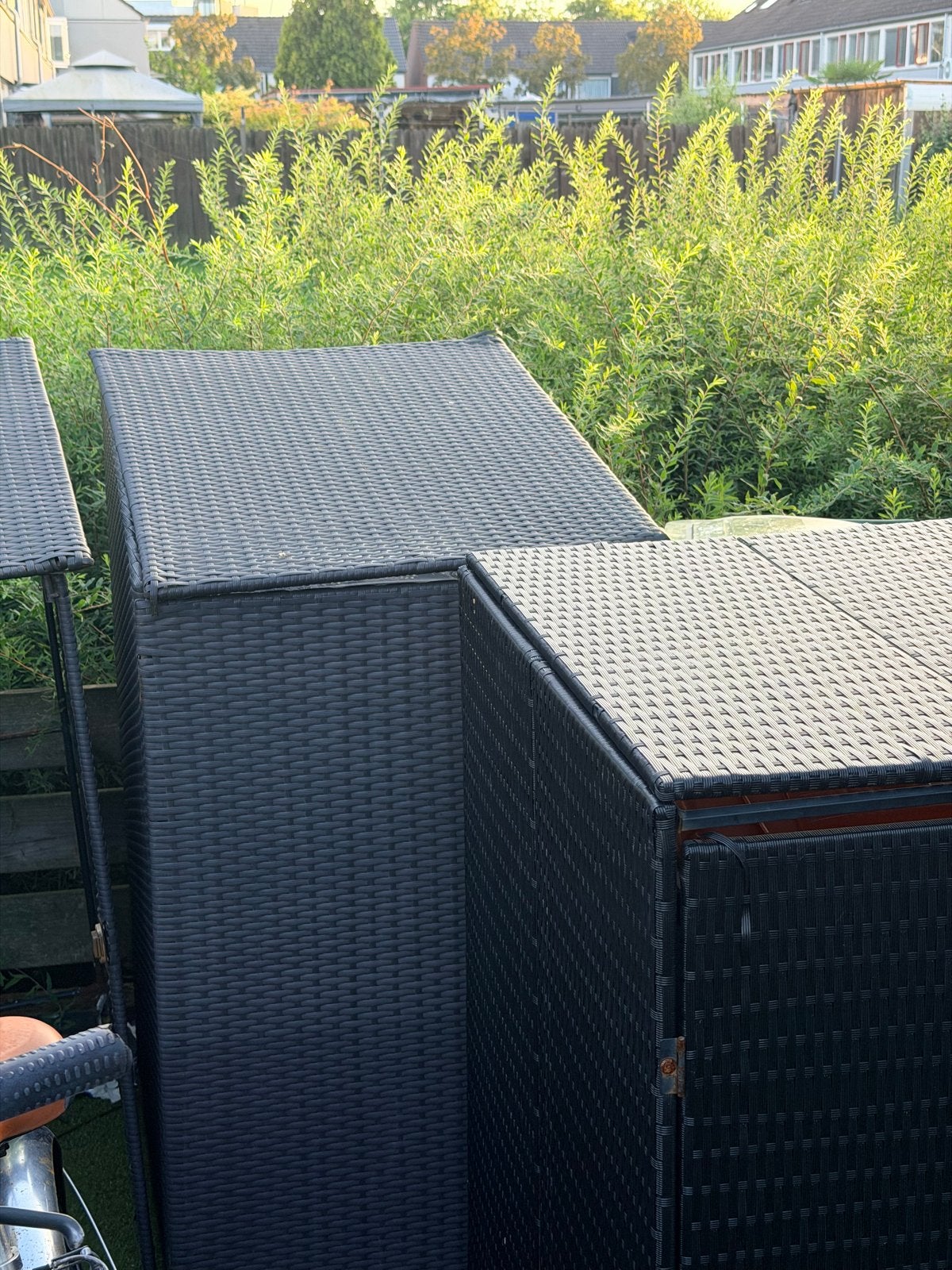Gratis afval container behuizing - Rotan look 3x, Ophalen, Gebruikt, Kunststof, Containerberging