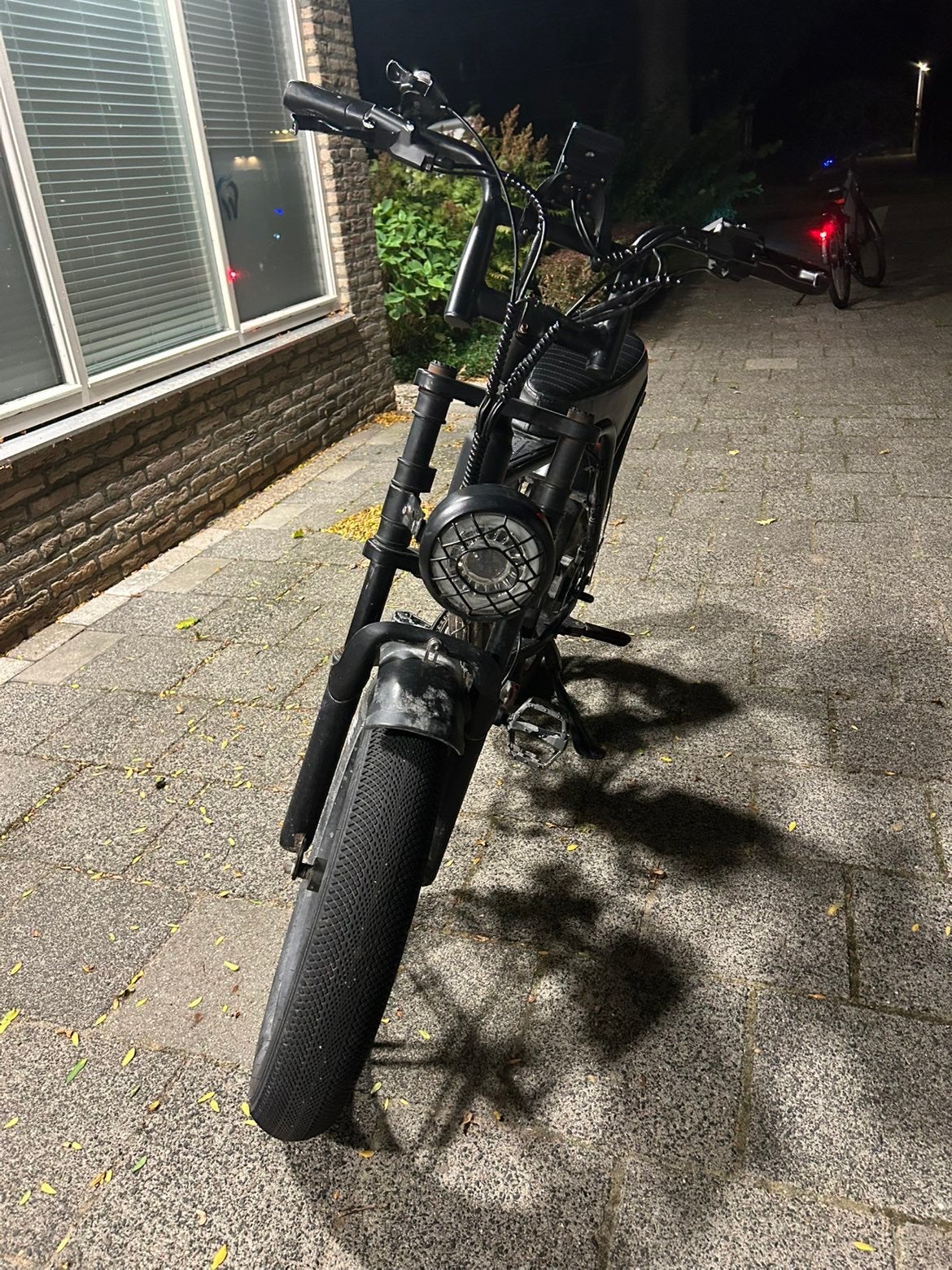 V8 8500km voorrem is kapot en achterrem doet het een beetje, Gebruikt, 51 tot 55 cm, 30 tot 50 km per accu, Ophalen