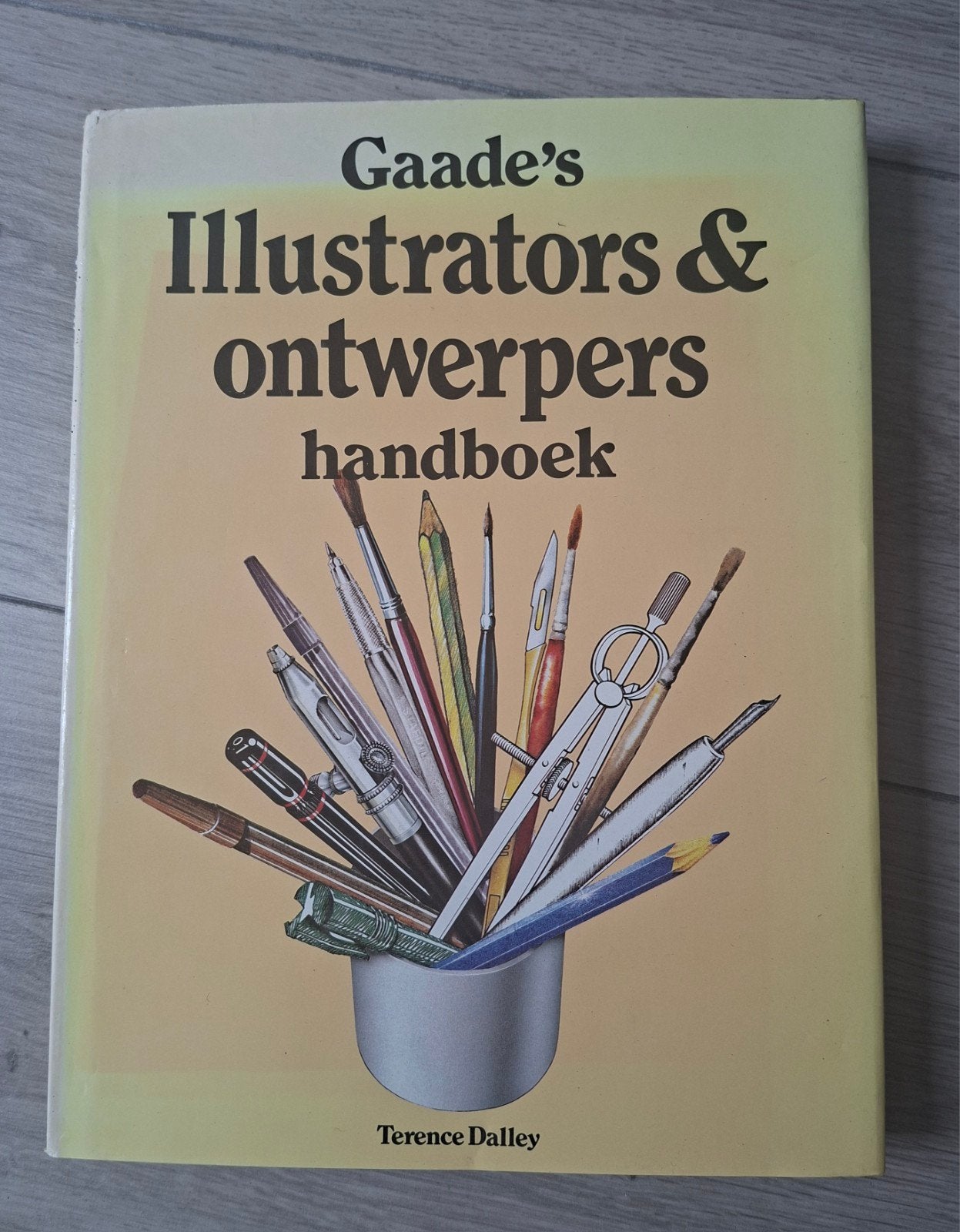 Gaade's Illustrators & Ontwerpers Handboek - Terence Dalley, Boeken, Ophalen of Verzenden, Gelezen, Overige onderwerpen, Terence Dalley