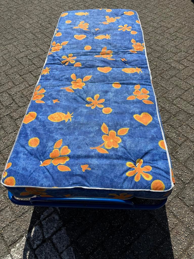 Inklapbaar logeerbed - Zo goed als nieuw, Huis en Inrichting, Slaapkamer | Bedden, Ophalen, Eenpersoons, Blauw, 190 cm of minder