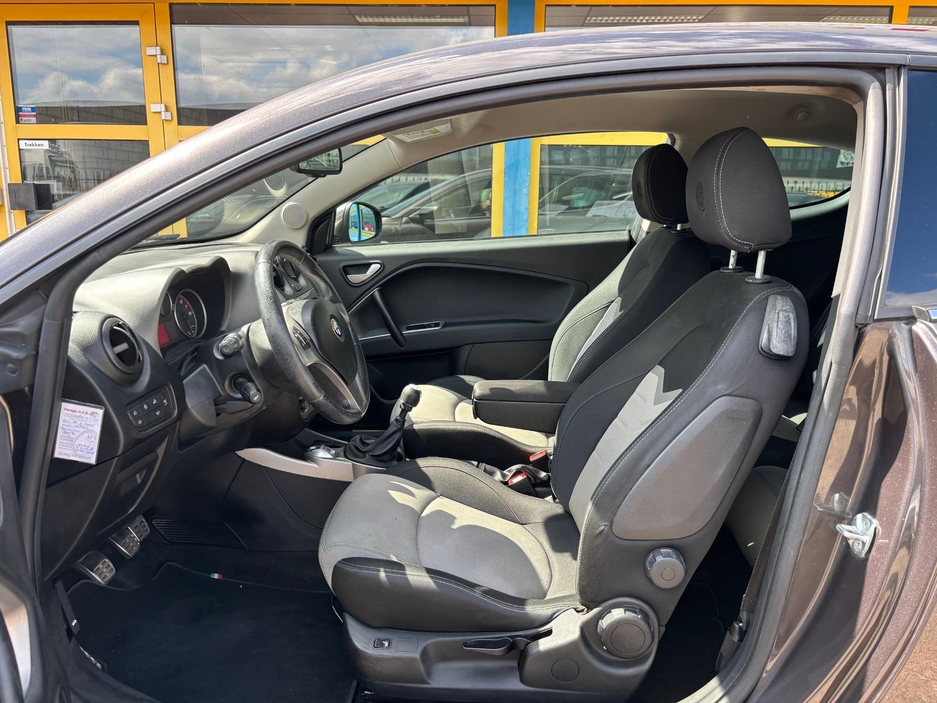 Alfa Romeo MiTo 0.9 TwinAir Exclusive apk t/m 23-2-27, Auto's, Voorwielaandrijving, Dealer onderhouden, Stof, Gebruikt