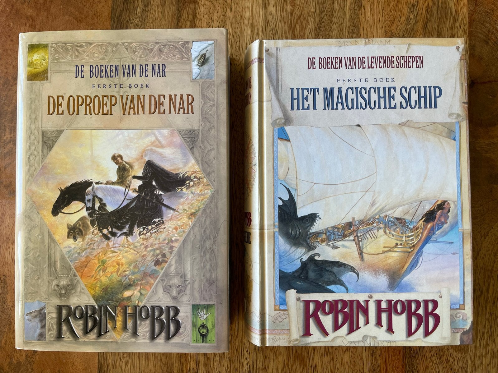 De Oproep van de Nar & Het Magische Schip - Robin Hobb, Ophalen of Verzenden, Gelezen