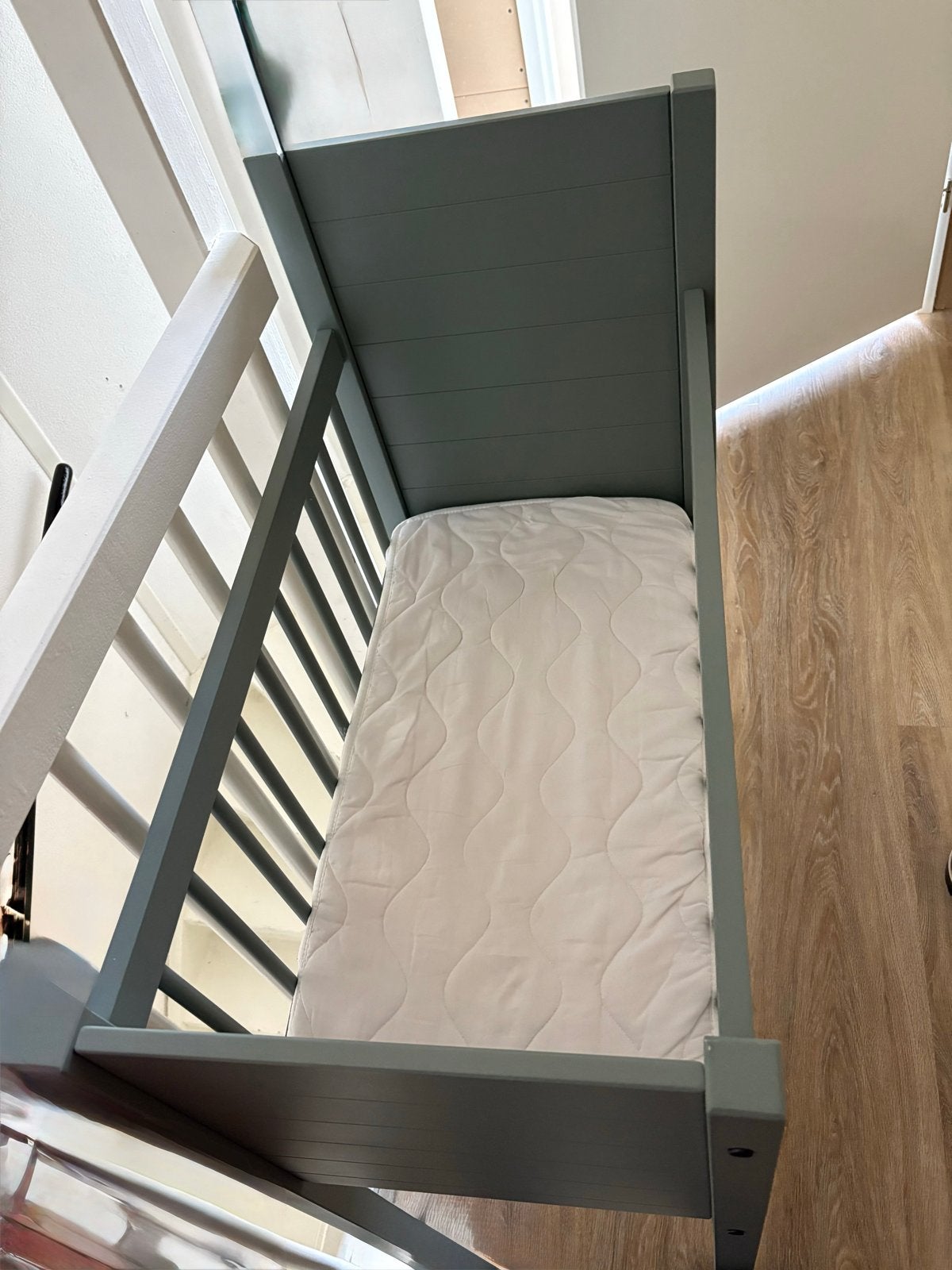 Mooi grijs ledikant met matras, Ophalen, Gebruikt, Ledikant