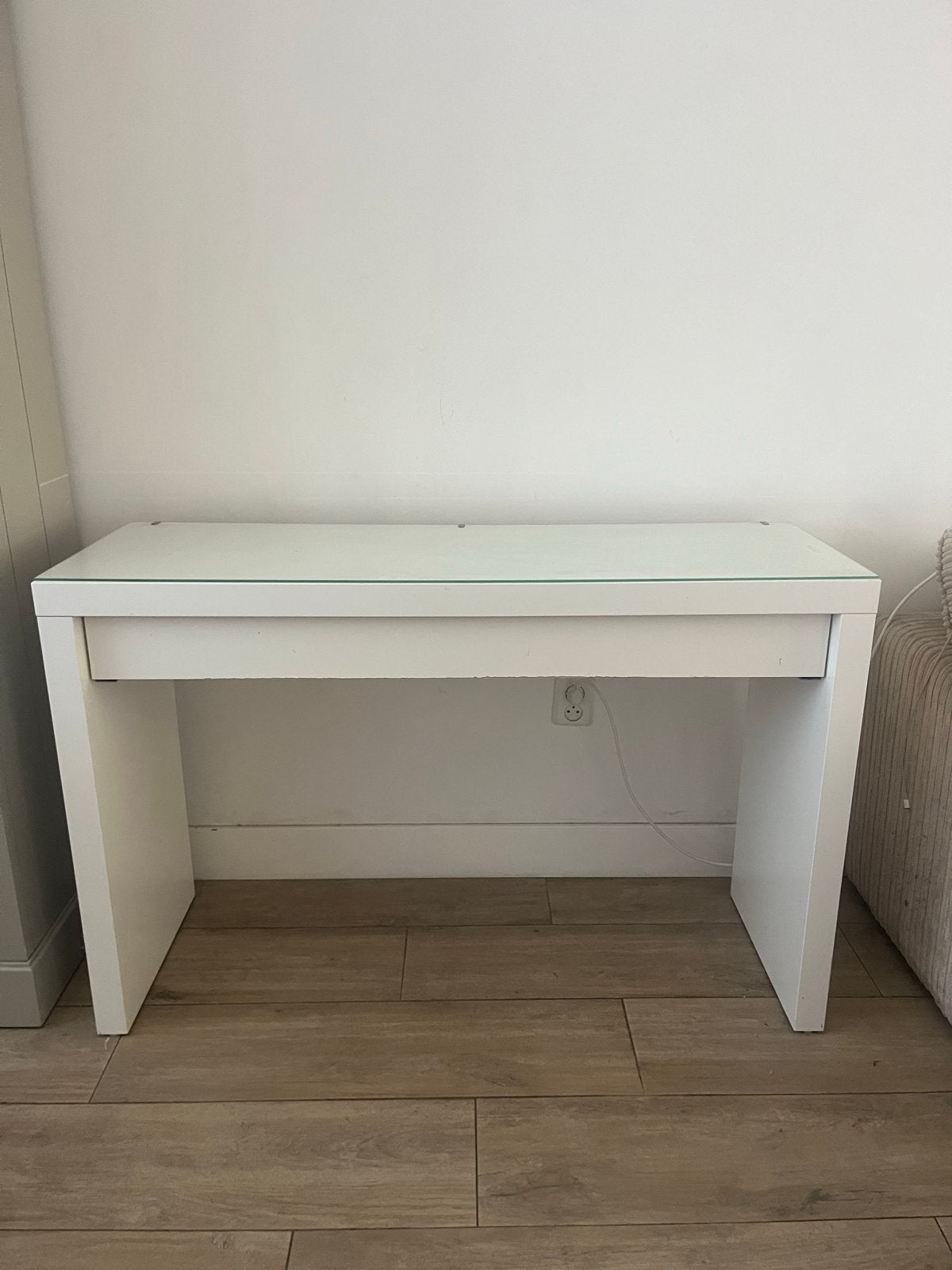 Wit bureau met lade en glazen blad - lichte beschadigingen, Huis en Inrichting, Bureaus, Ophalen, Gebruikt, Wit, Hout