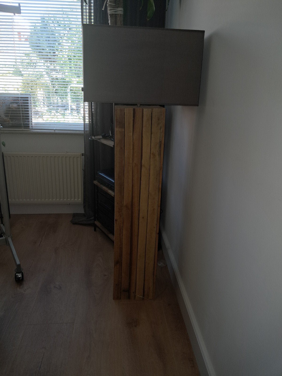 Grote staande lamp met houten voet en stoffen kap, Huis en Inrichting, 100 tot 150 cm, Zo goed als nieuw, Modern, Landelijk, E27 (groot)