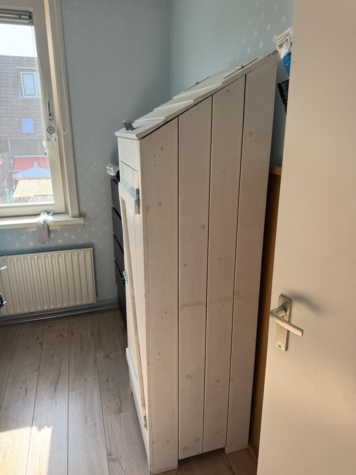 Witte houten kast met planken en hangruimte, Gebruikt, 150 tot 200 cm, 25 tot 50 cm, Overige houtsoorten