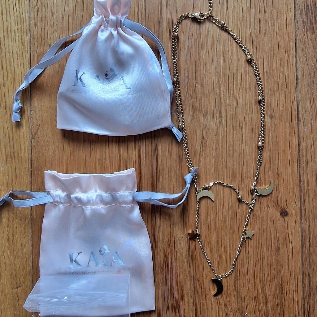 Nieuw! Kaya ketting stainless steel met goudkleurige bedels, Ophalen of Verzenden, Nieuw, Goud, Overige materialen