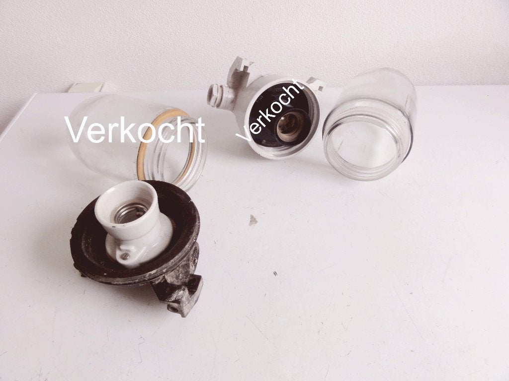 Buitenlamp, kogelvormig glas met armatuur, antiek, Tuin en Terras, Gebruikt, Wandlamp, Ophalen of Verzenden, 50 tot 250 watt