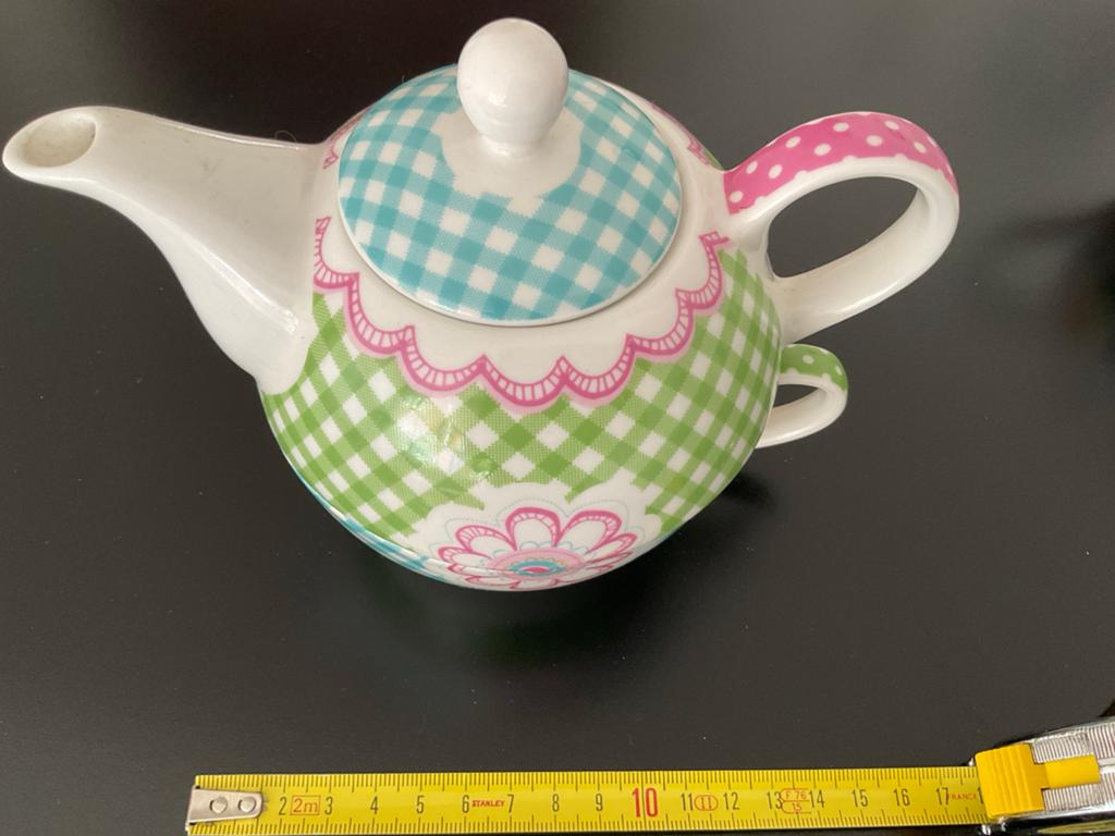 Leuke theepot met kopje, geruit en bloemenpatroon, Huis en Inrichting, Keuken | Servies, Ophalen, Keramiek, Zo goed als nieuw