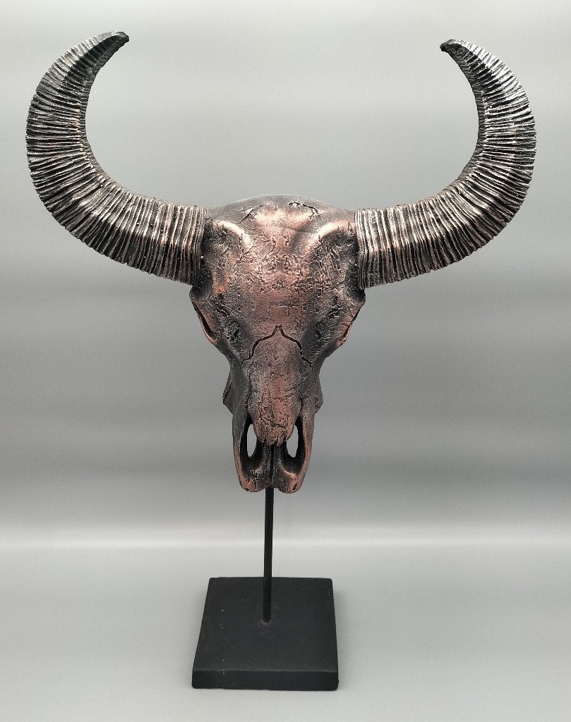 Decoratieve buffelschedel op standaard – modern sculptuur, Western, Gebruikt, Meerkleurig, 37 cm
